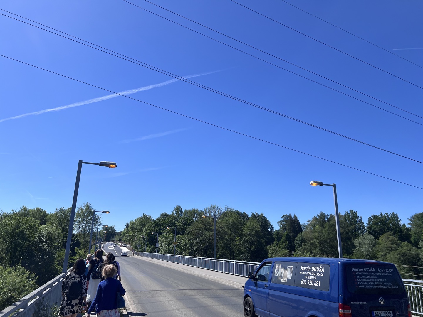 Lampy svítí ve dne