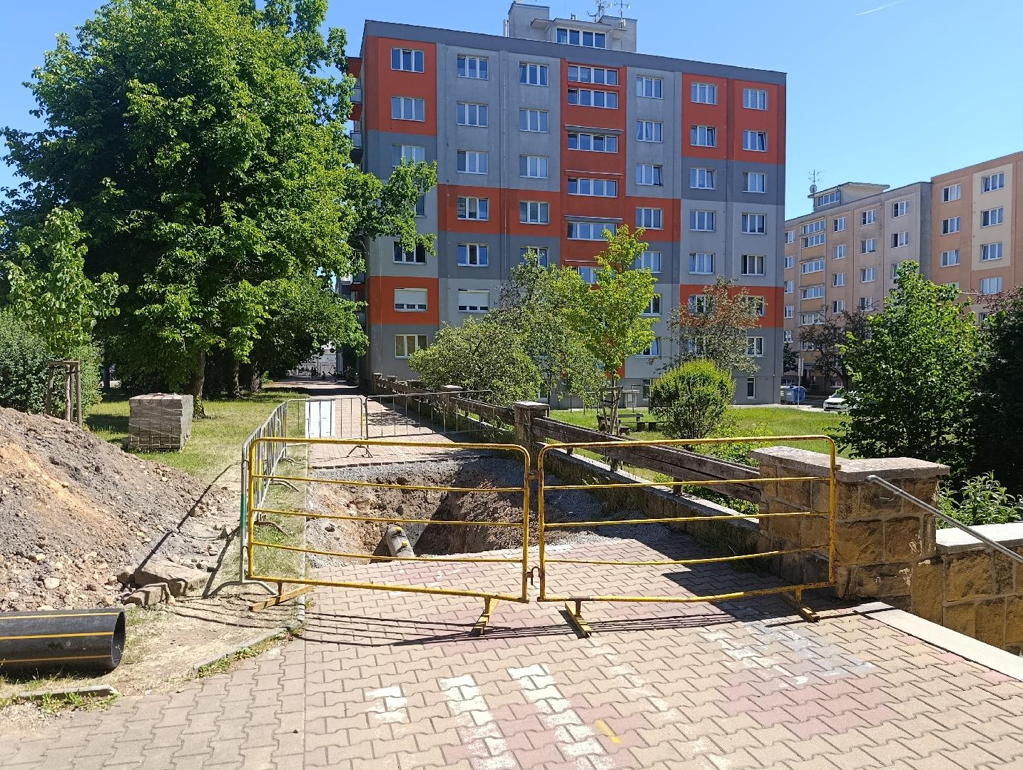Neoznačený výkop na komunikaci