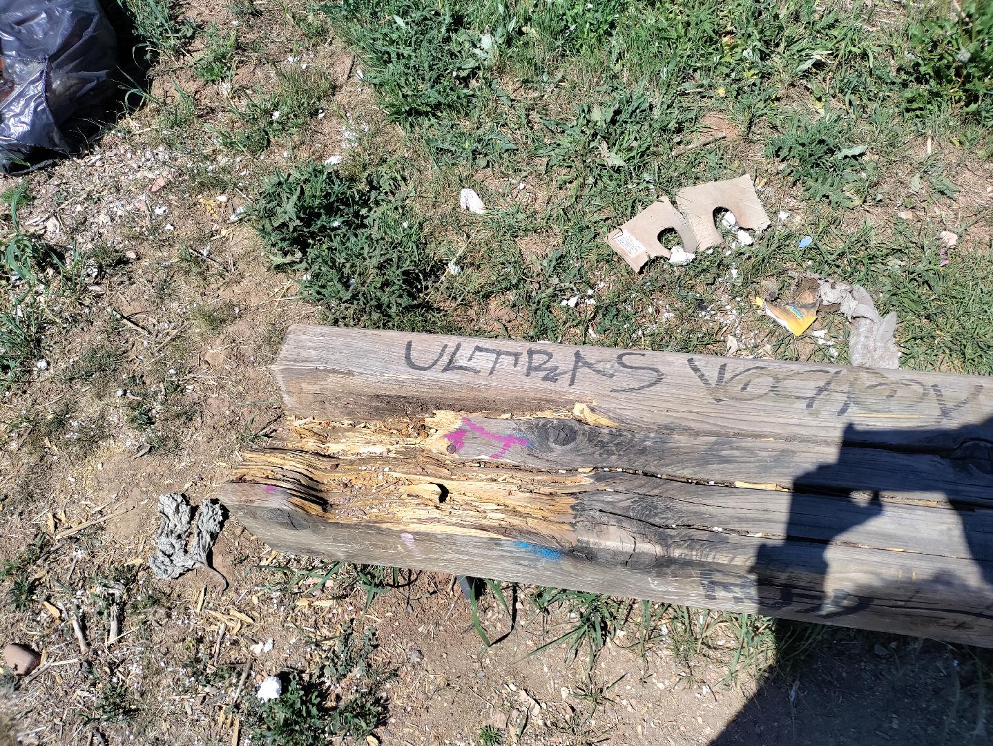 odpadky, rozbitá lavička 