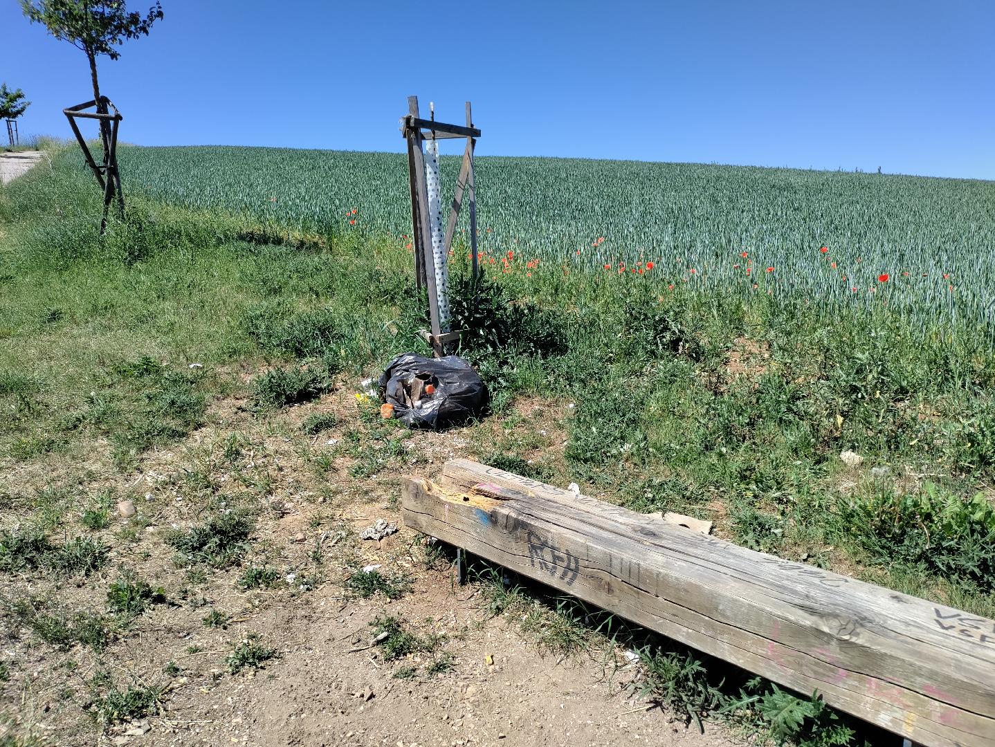 odpadky, rozbitá lavička 