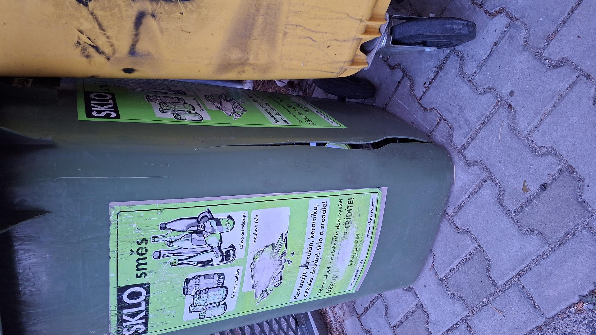 Prasklá popelnice na sklo