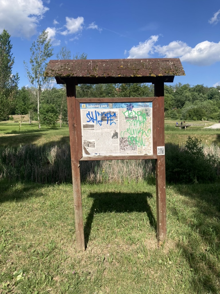 Počmáraná informační tabule