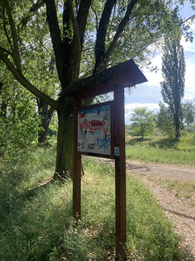 Počmáraná informační tabule