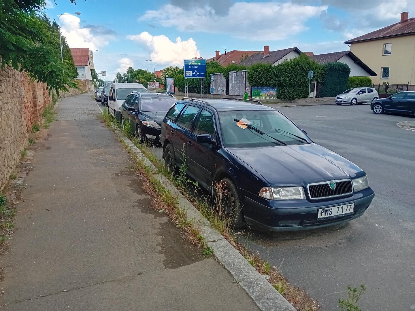 tři auta bez platné STK