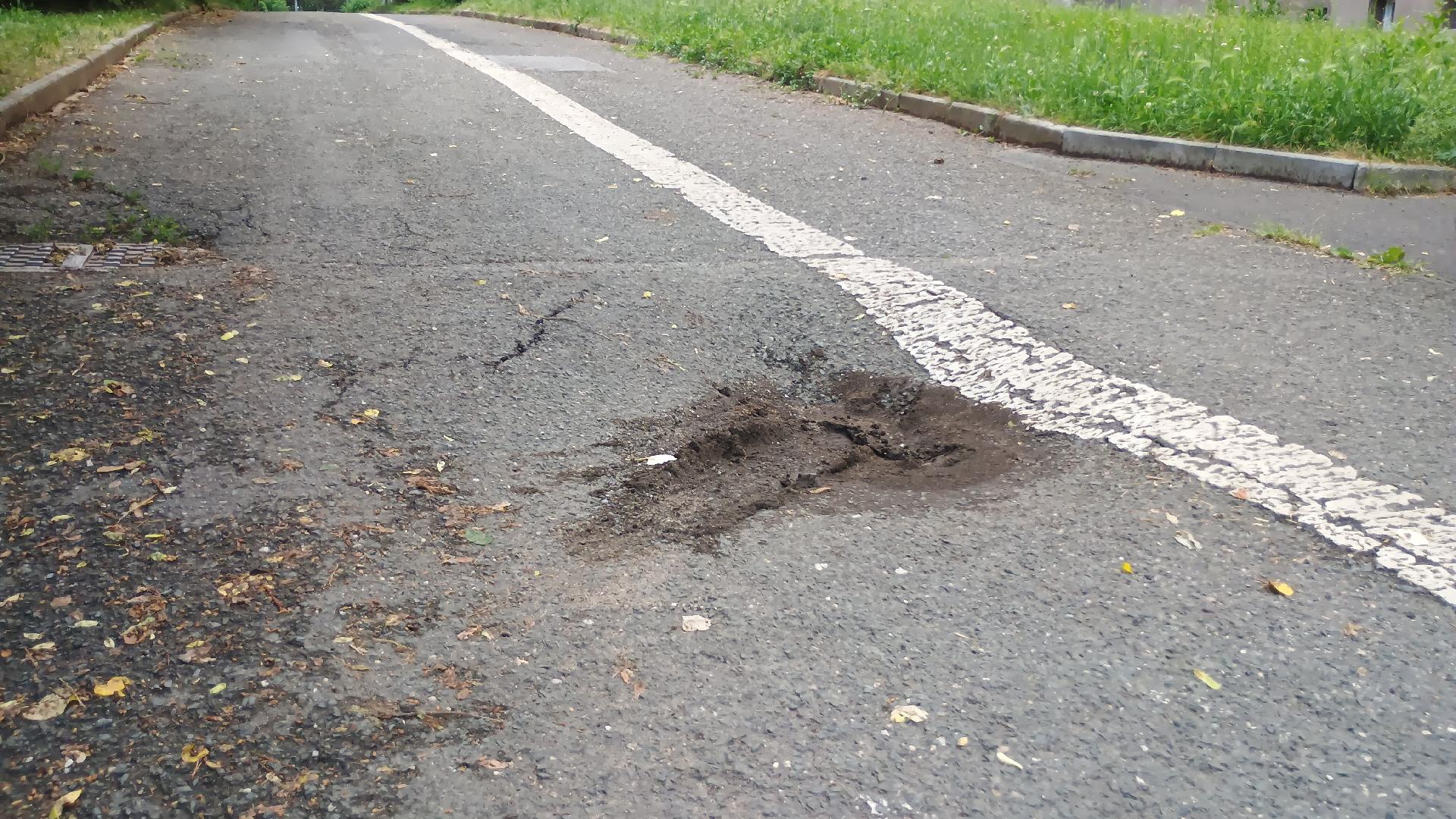 Propadly asfalt na chodniku