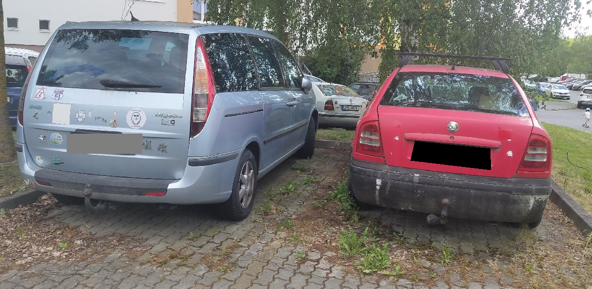 Dvě auta bez STK