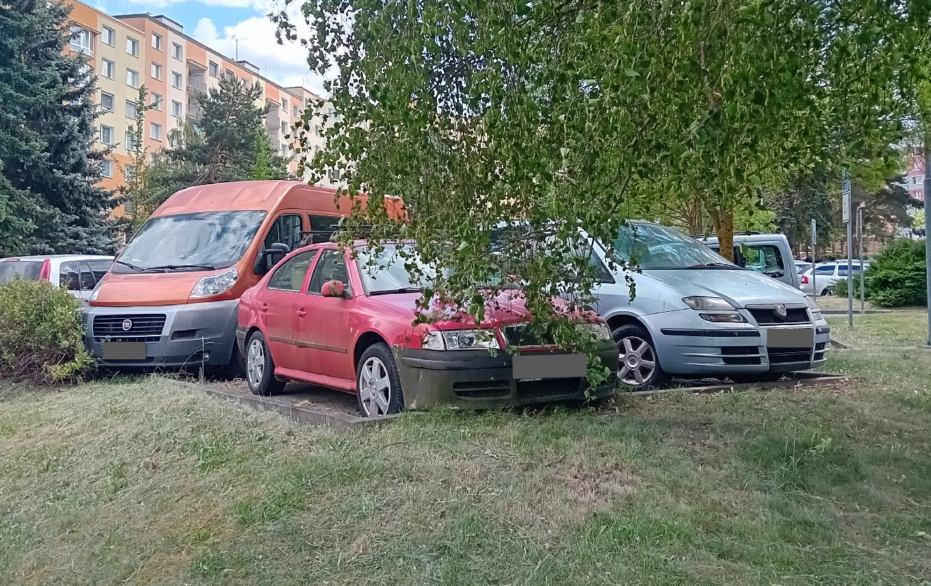 Dvě auta bez STK