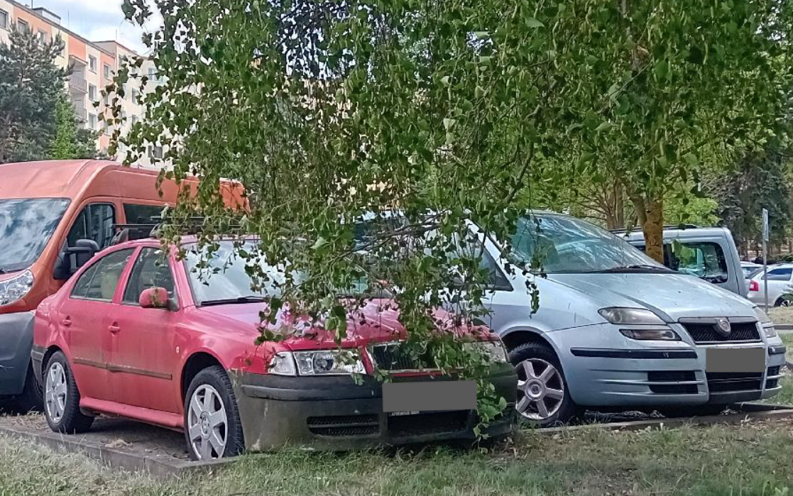 Dvě auta bez STK