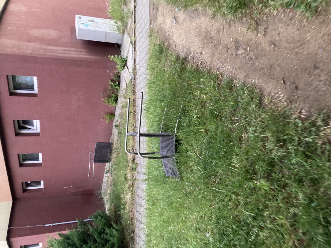 Židle u domu Sokolovskaá 125