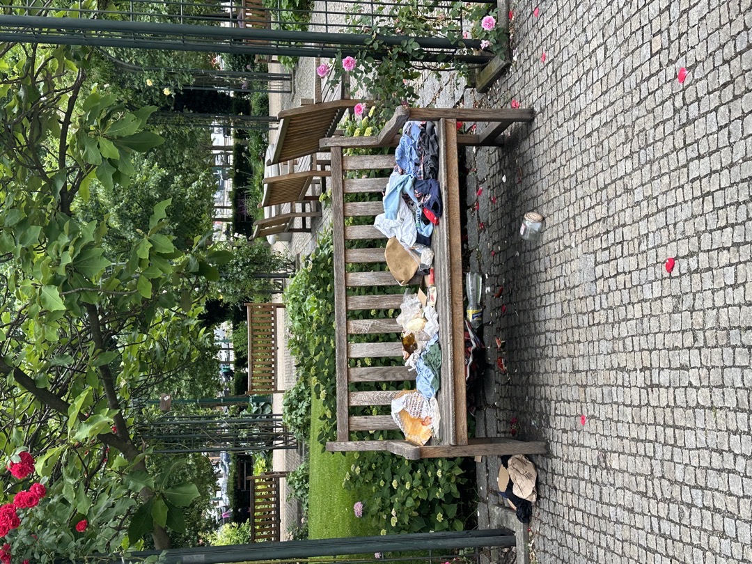 nepořádek na lavičce