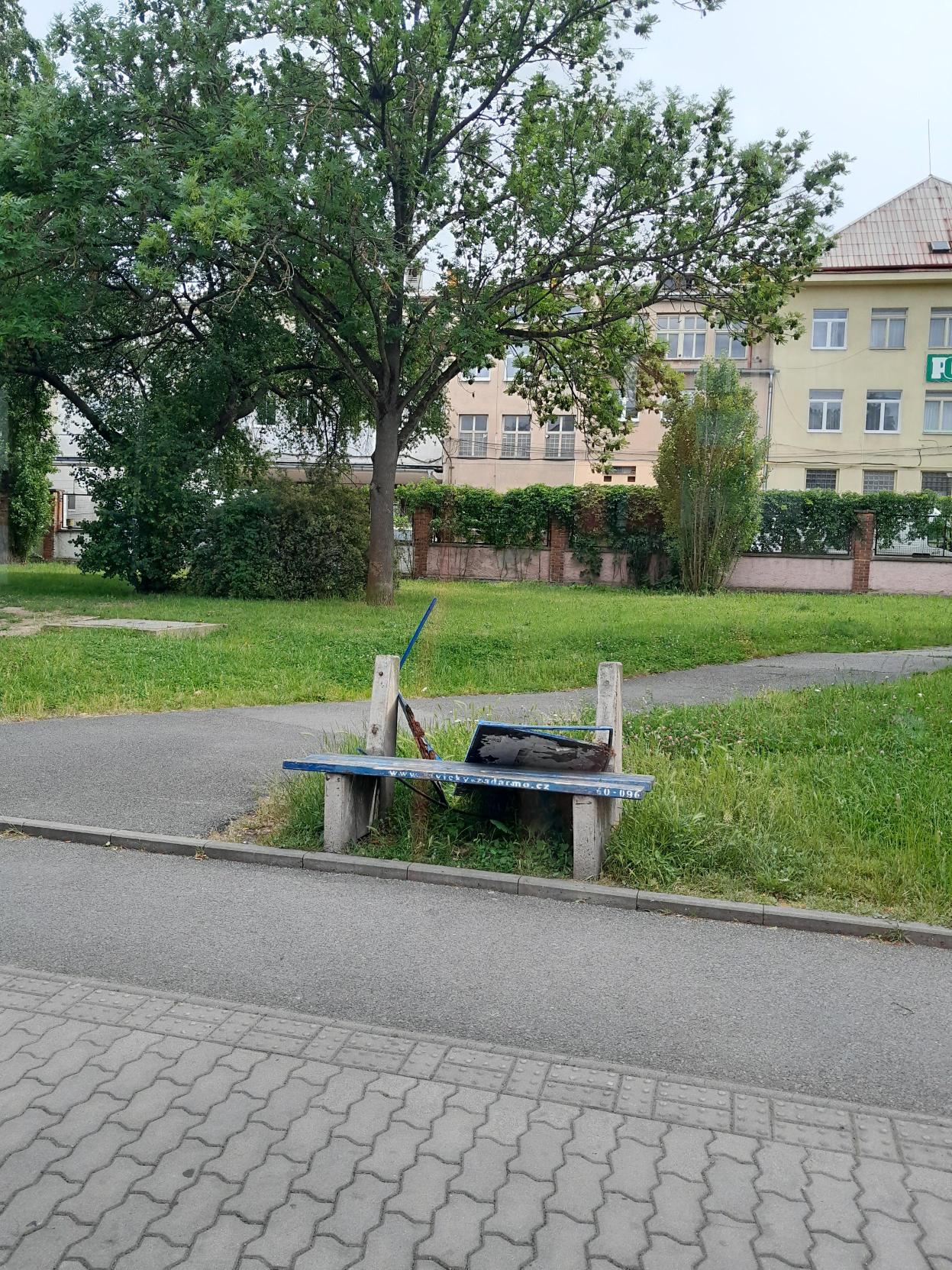 Zničená lavička