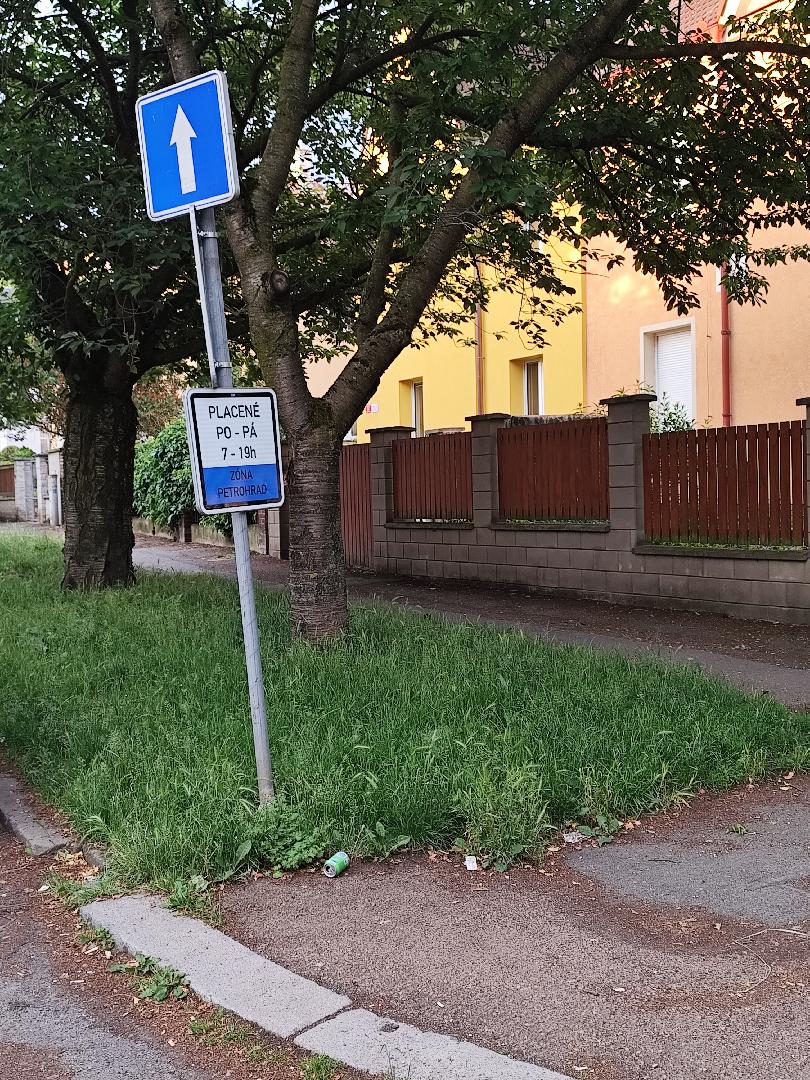 Poničené dopravní značení 