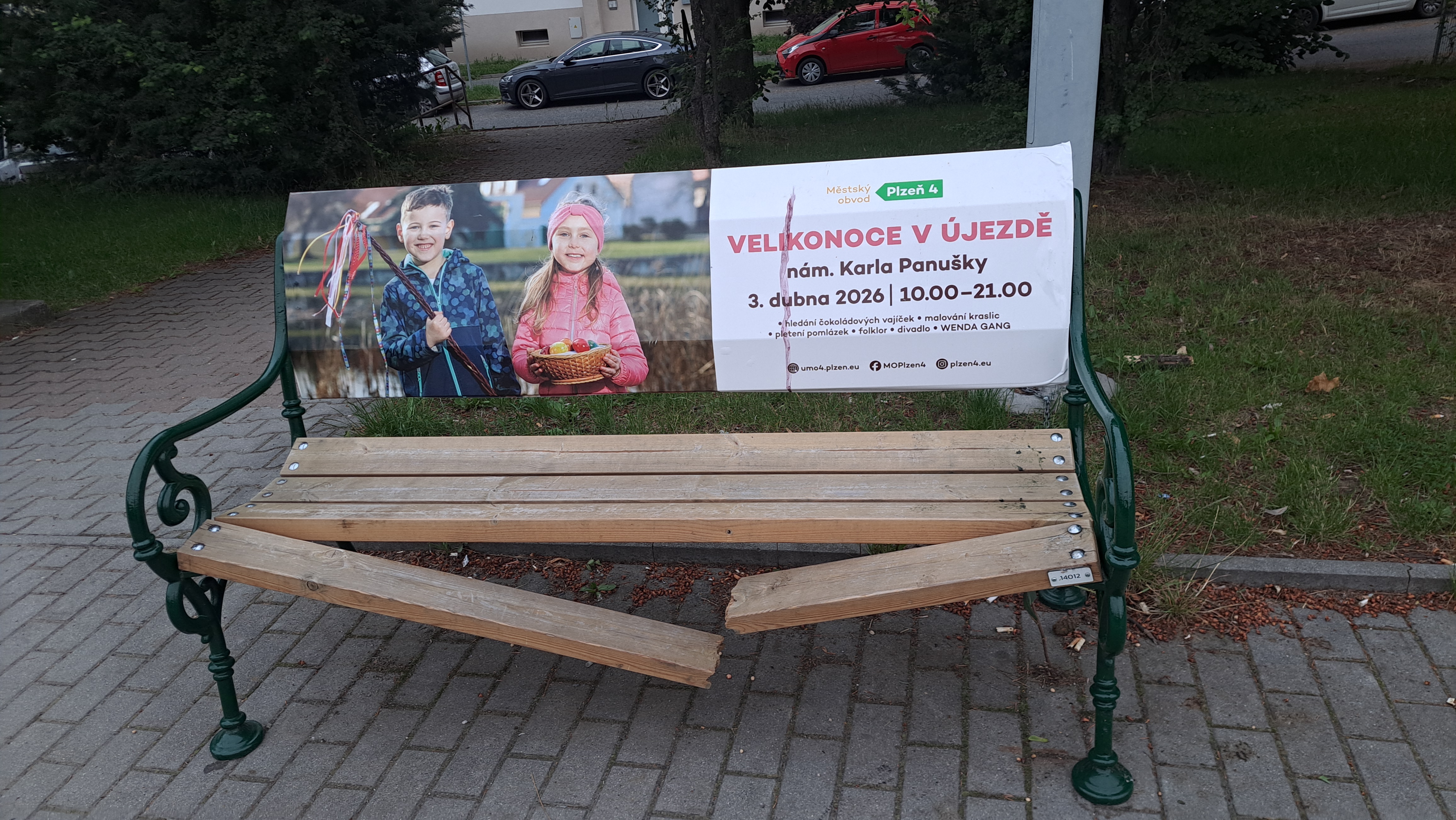 Rozbitá lavička