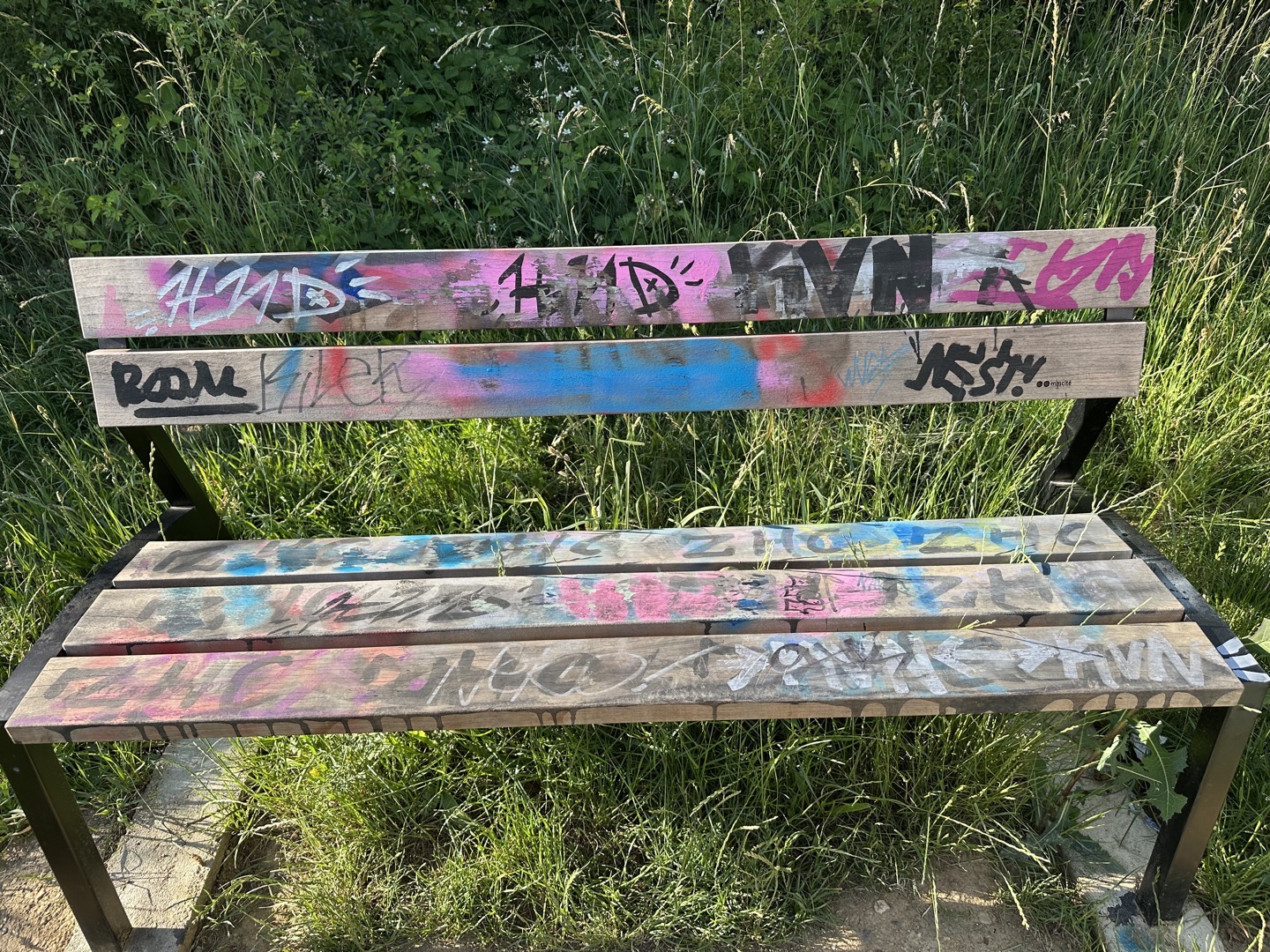 Posprejovaná lavička 