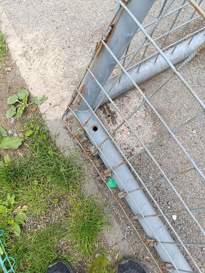 poškozené vybavení hriste
