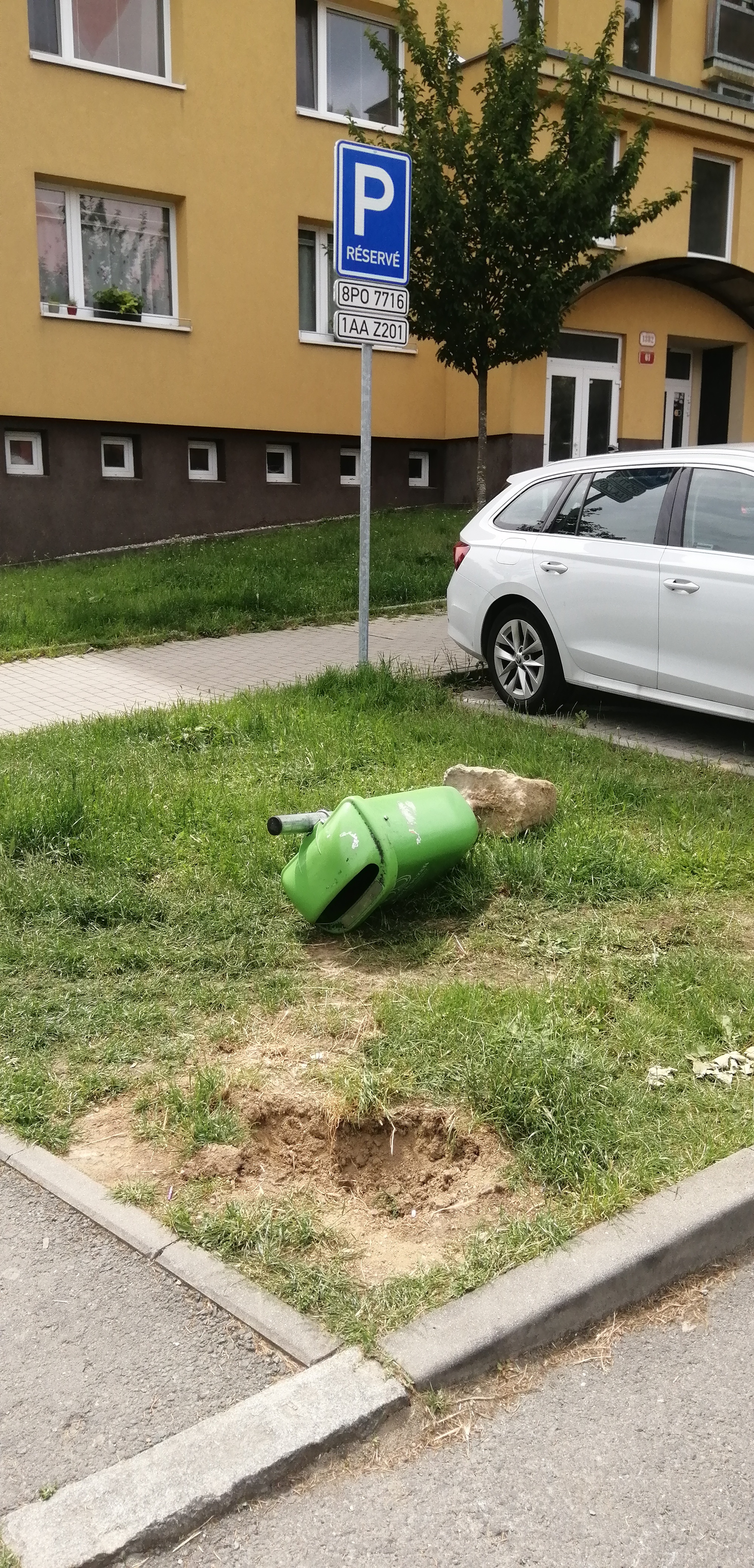 Vyvrácený koš