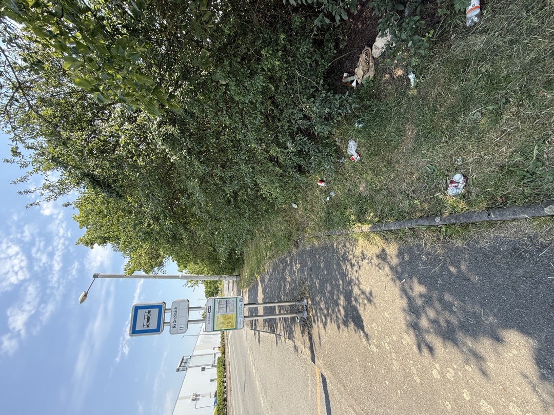 poházené odpadky u zastávky