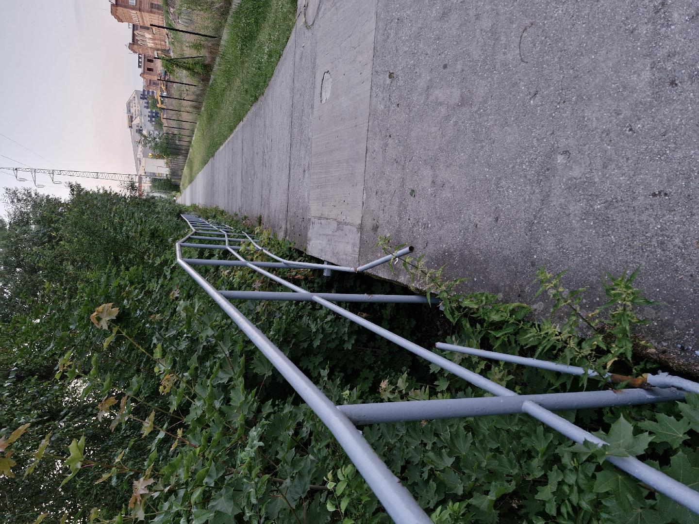 poškozené zábradlí 