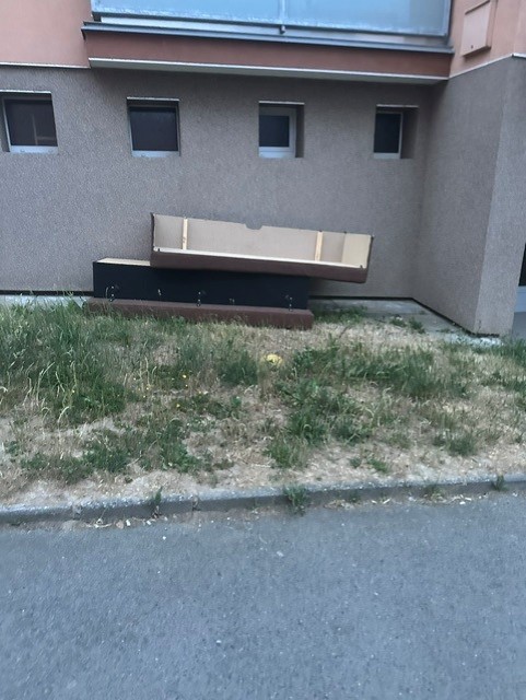 Pohozený nábytek
