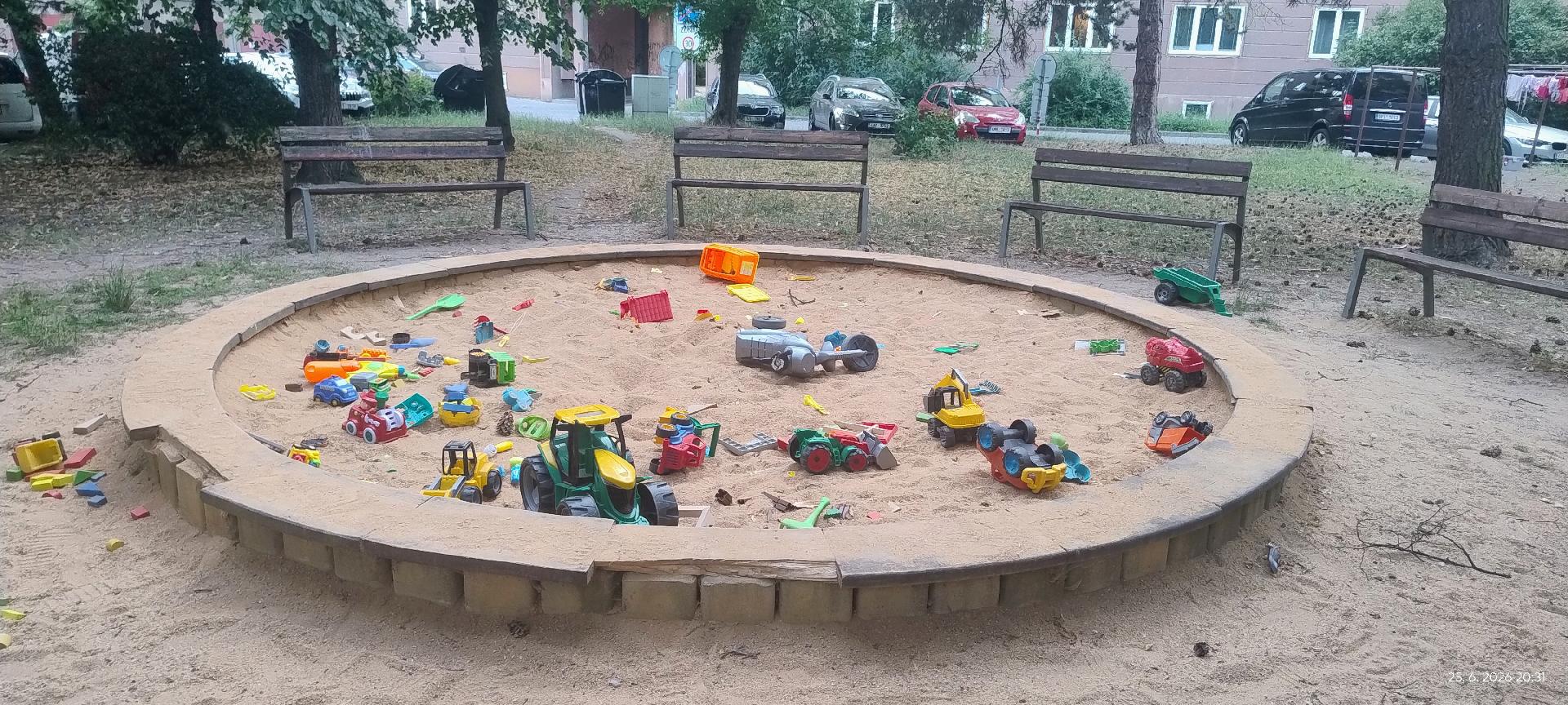 Nepořádek z rozbitých hraček
