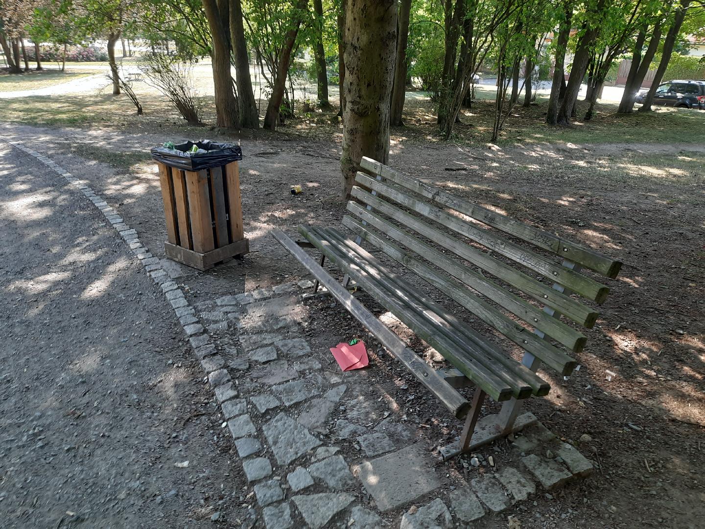 Poškozená lavička + nepořádek