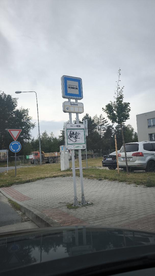poškozená autobusová zastávka