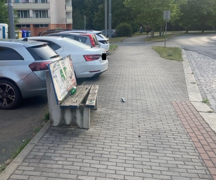 Poškozená lavička
