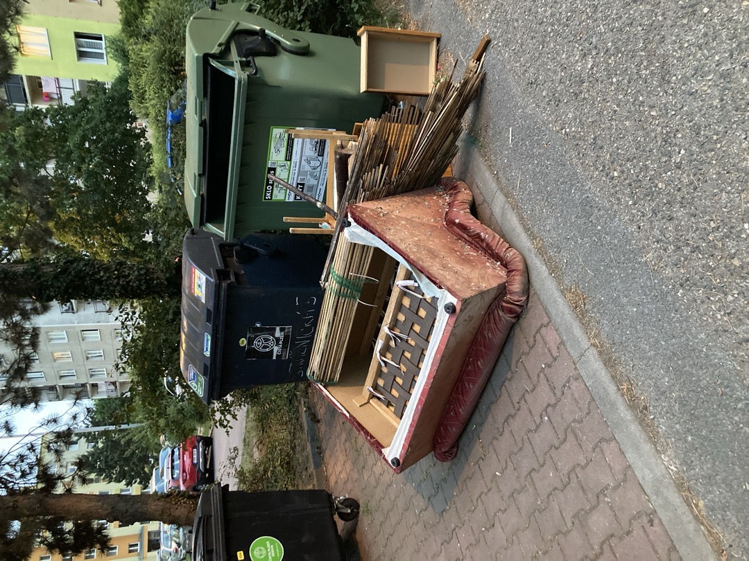 nábytek- černá skládka