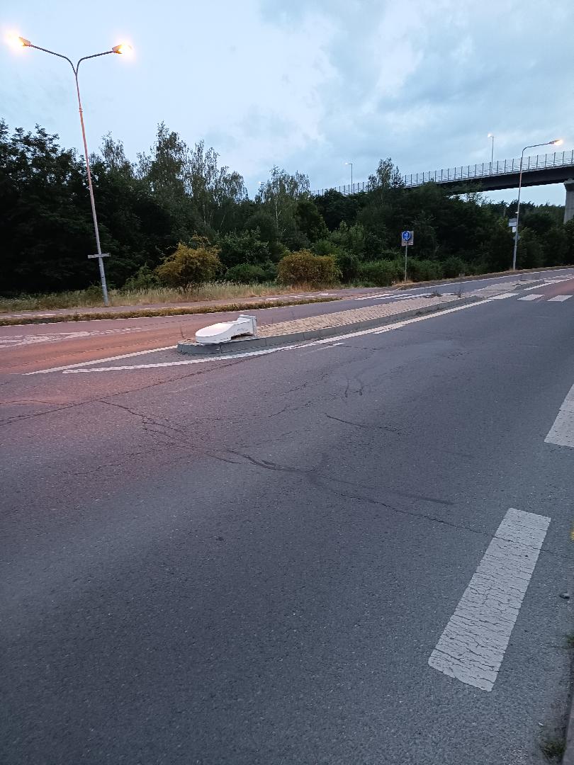 Zničená dopravní značka