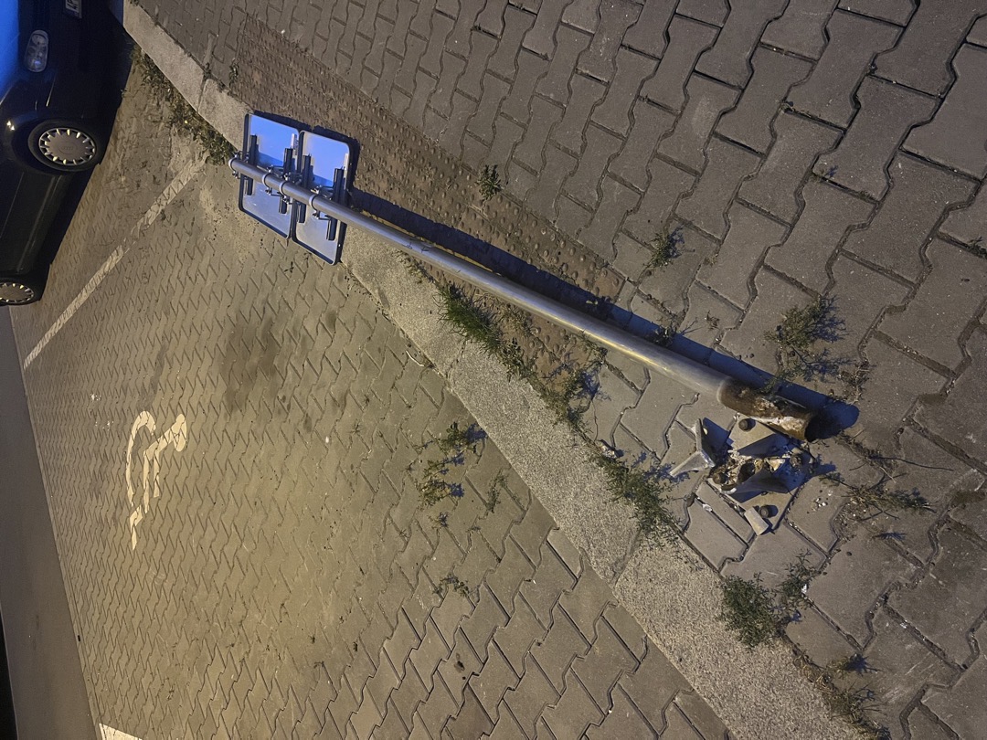 Vylomené dopravní značení 