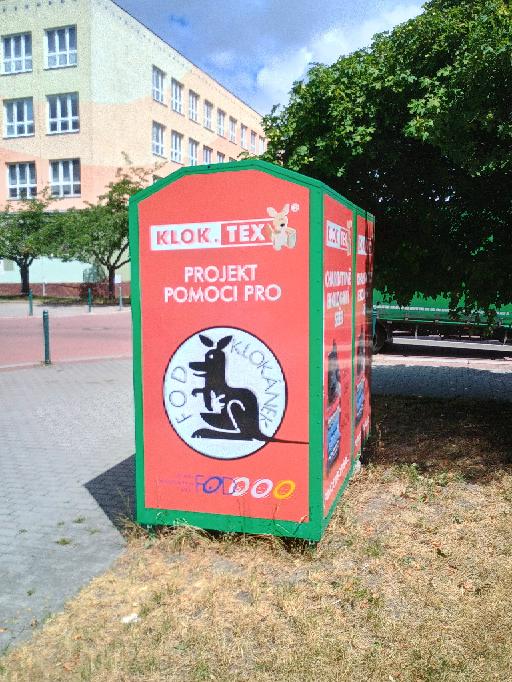 Nepořádek u kontejneru