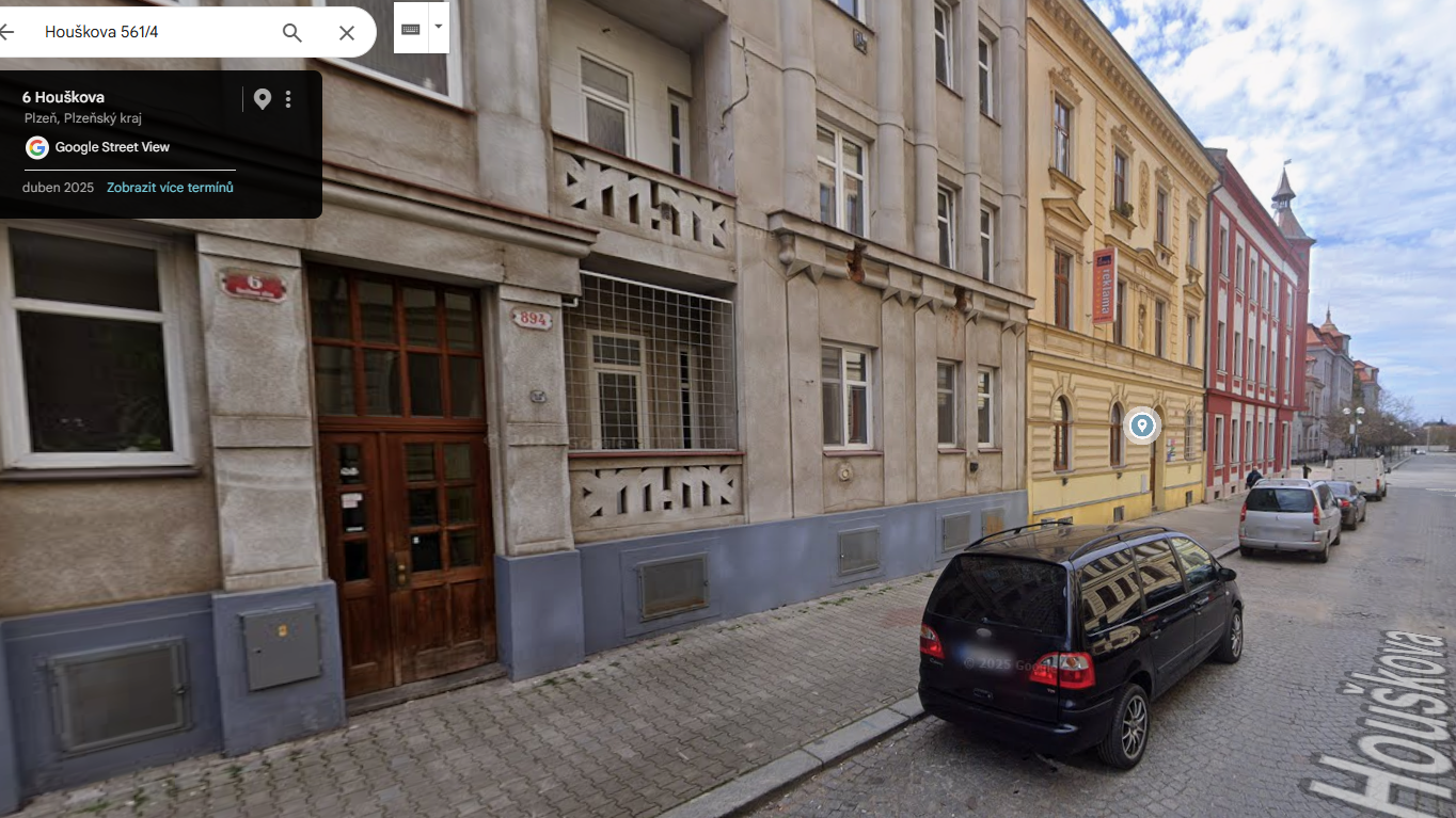Střepy na chodníku