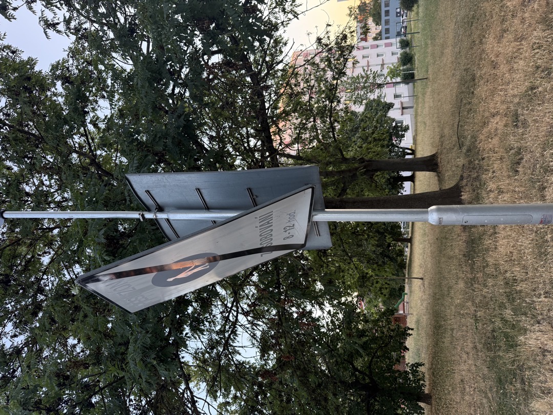 Poškozená značka na lampě VO