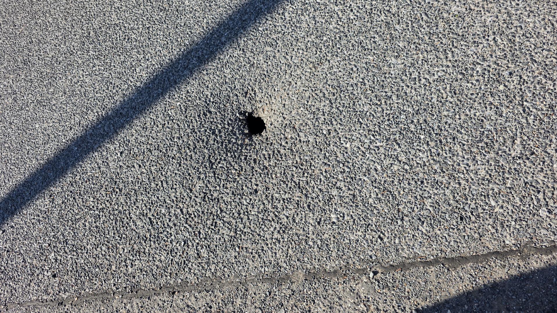 Díra a propadlá silnice