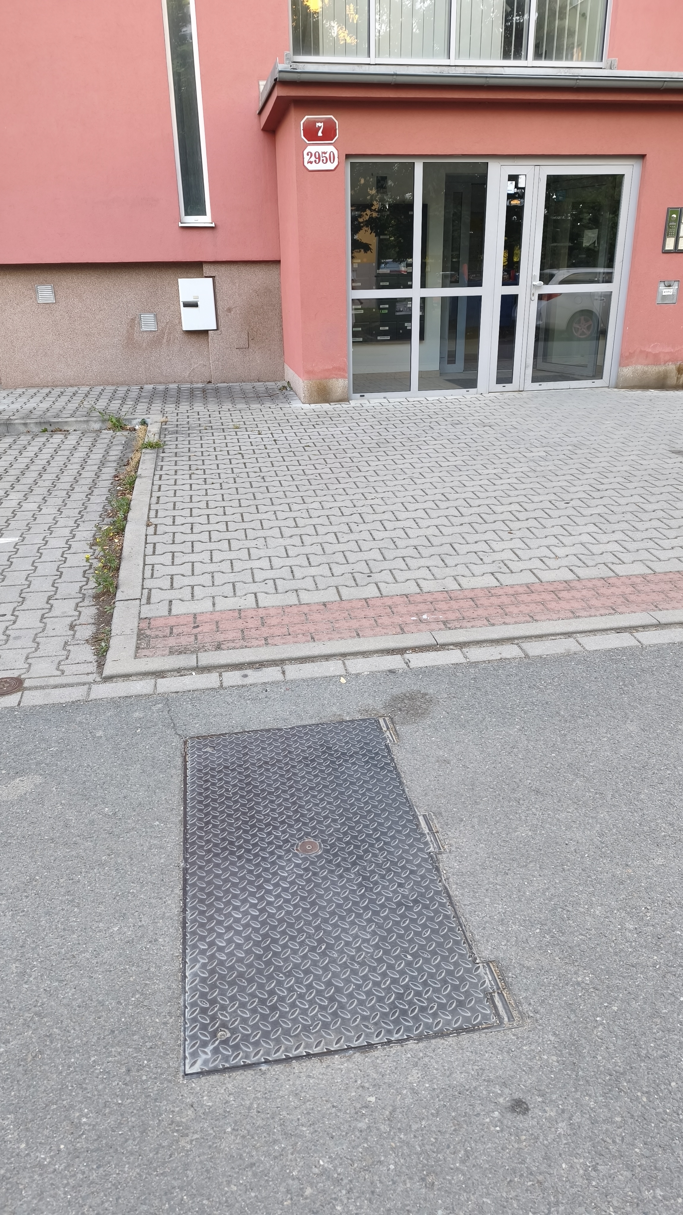 Uvolněný poklop
