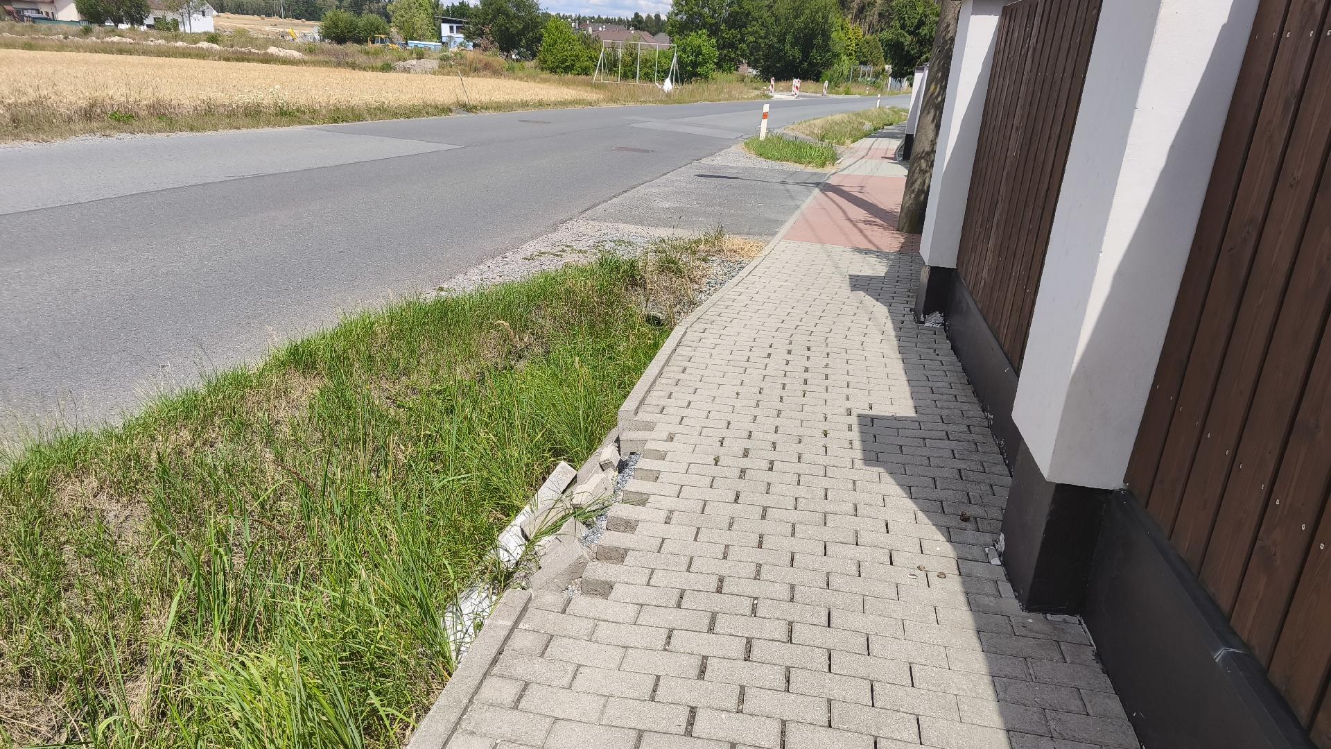 Zborcený kraj chodníku 