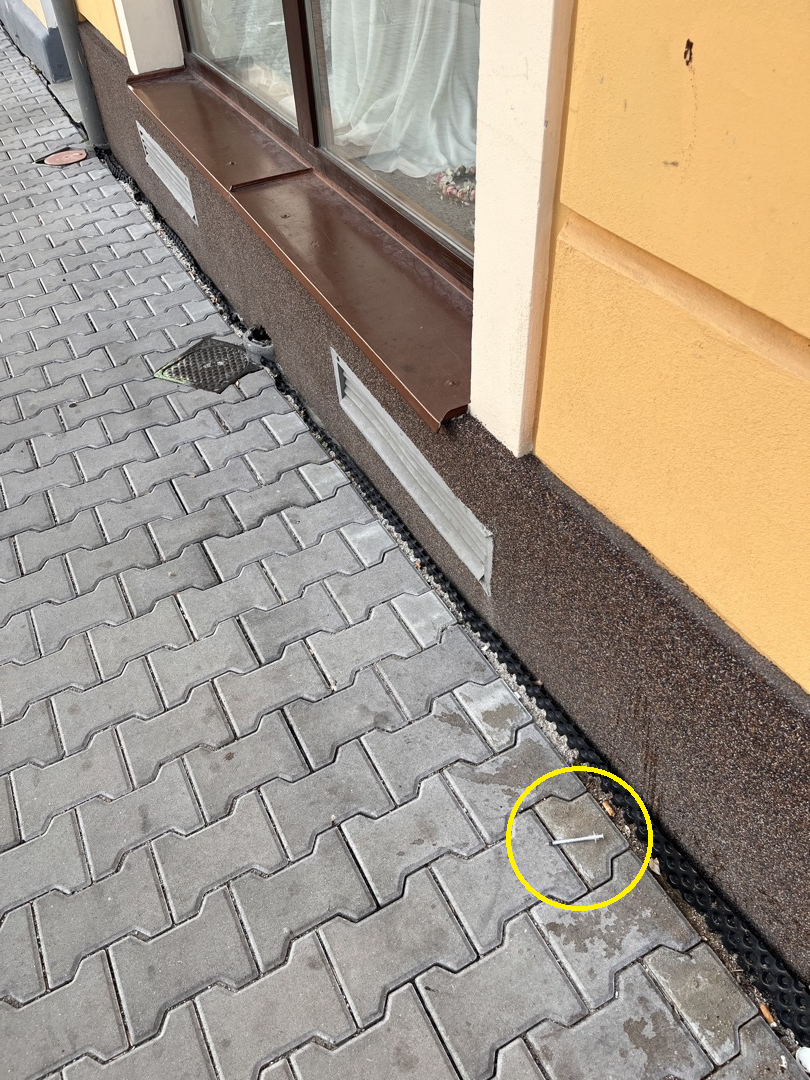 Injekční stříkačka na chodníku
