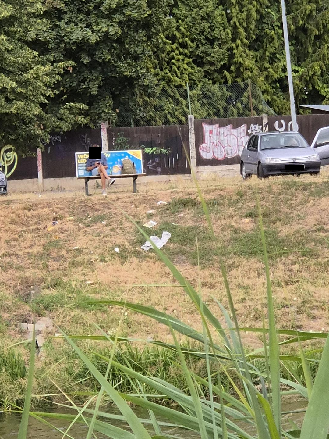Odpadky na brehu