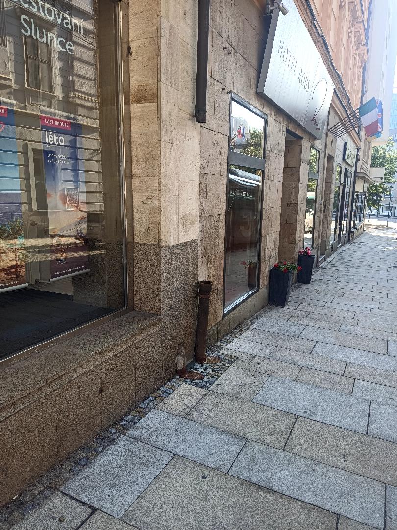Poškozená okapová roura