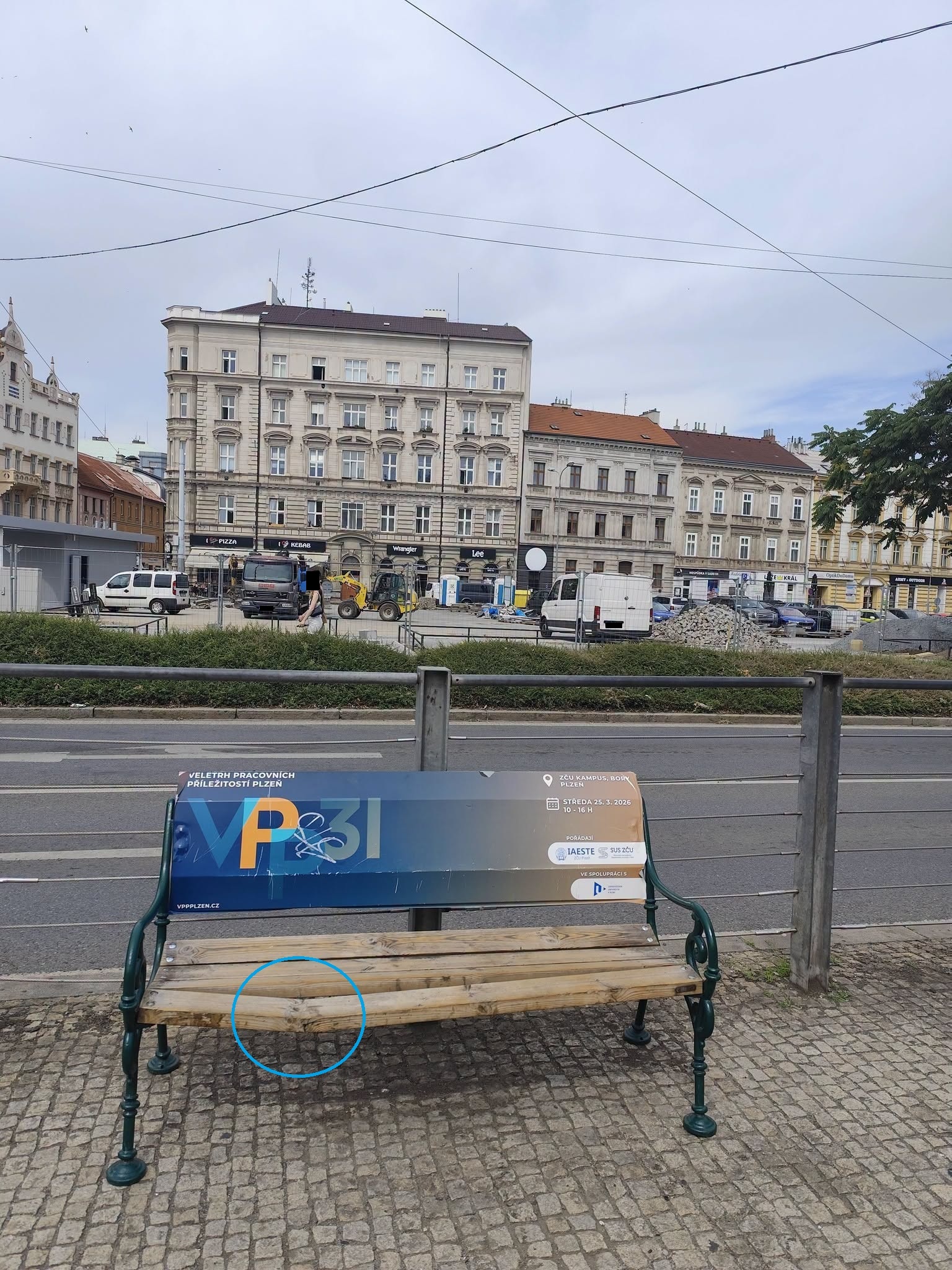 Nalomená lavička