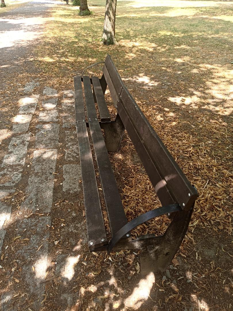 Poškozená lavička