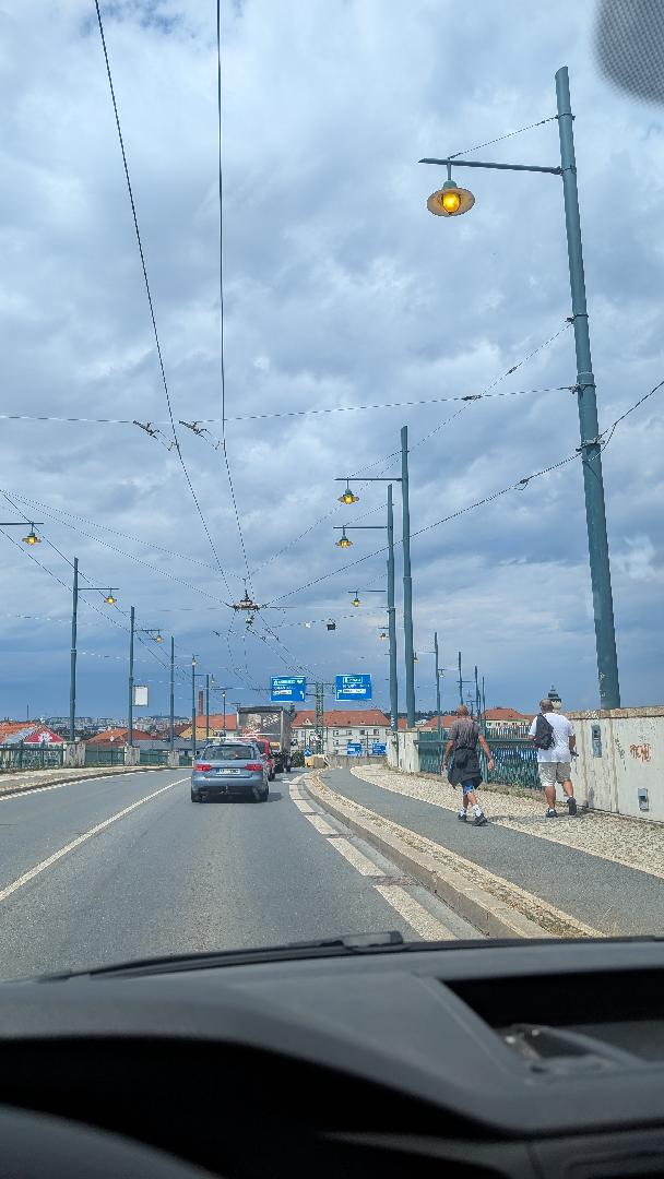 Zapnuté pouliční osvětlení