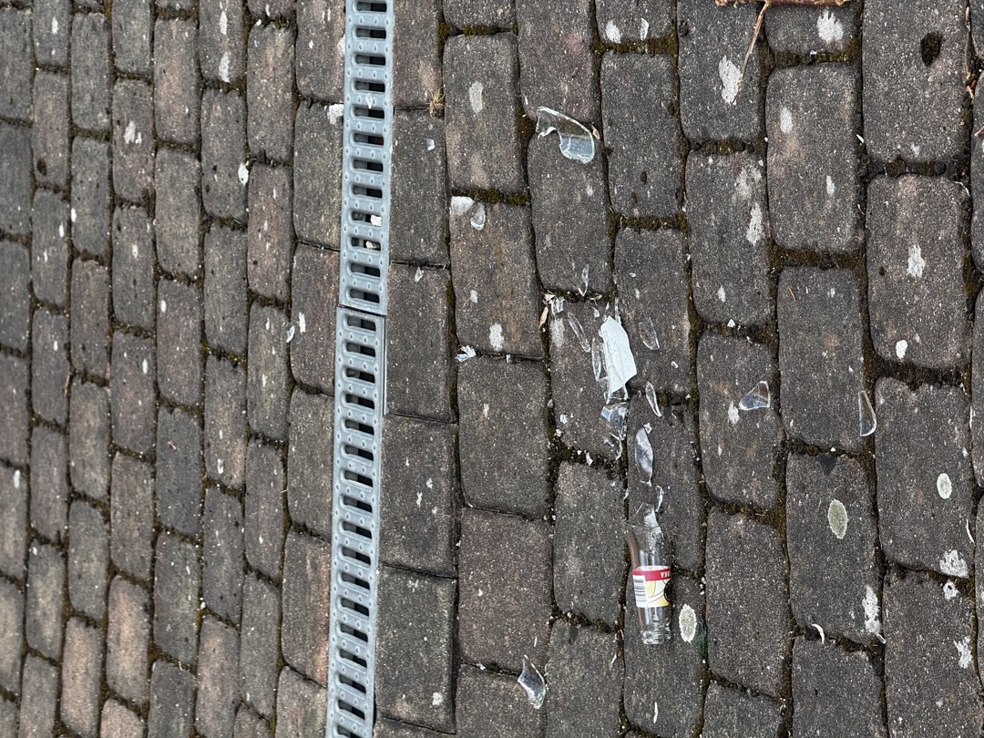  stále neuklizené střepy