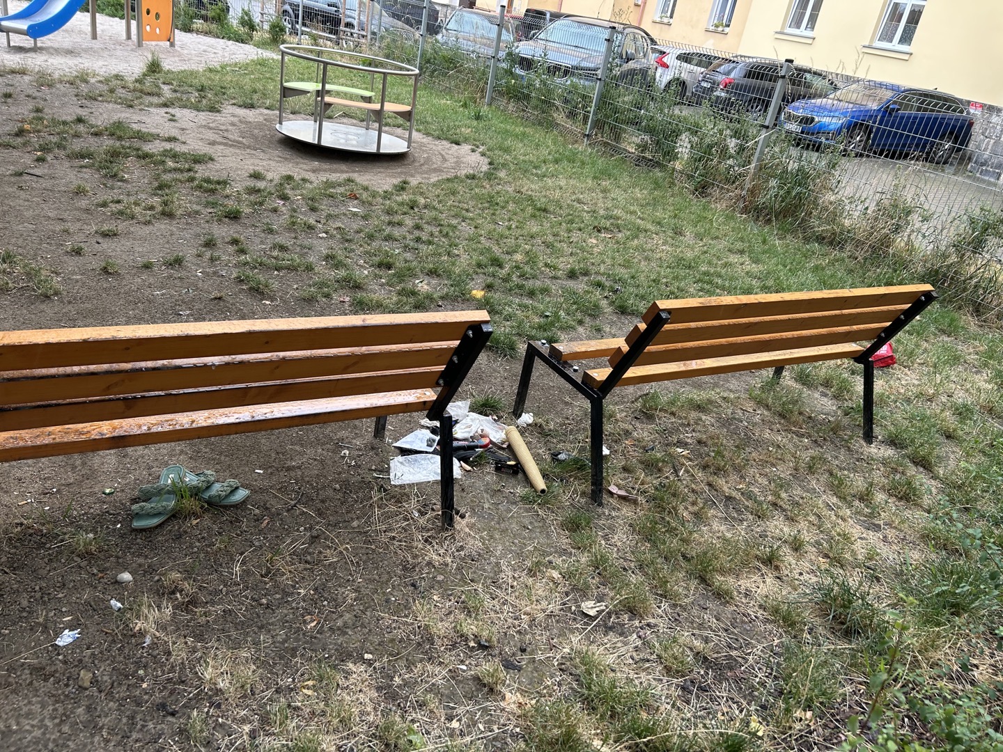 Rozbitá lavička, nepořádek