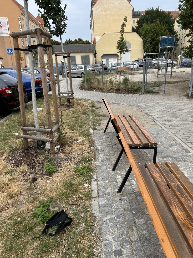 Odpadky, rozbitá lavička