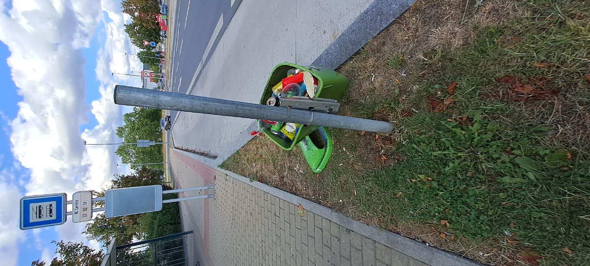 zniceny koš 