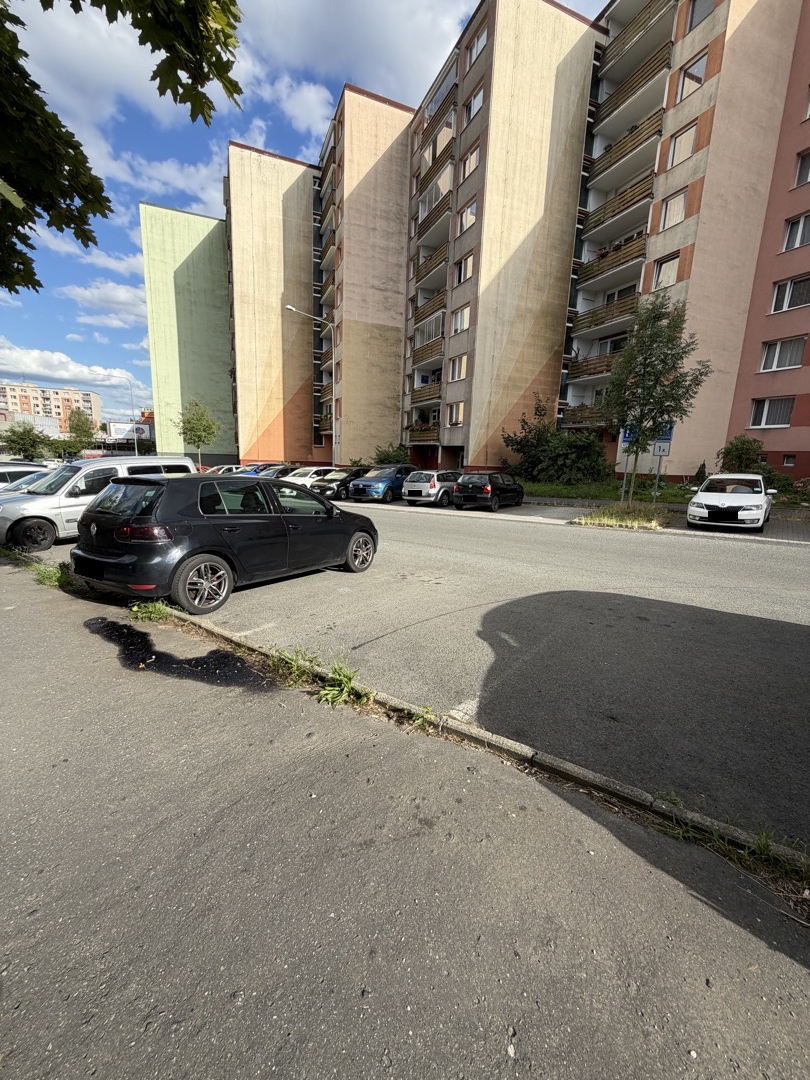 Olej na chodníku