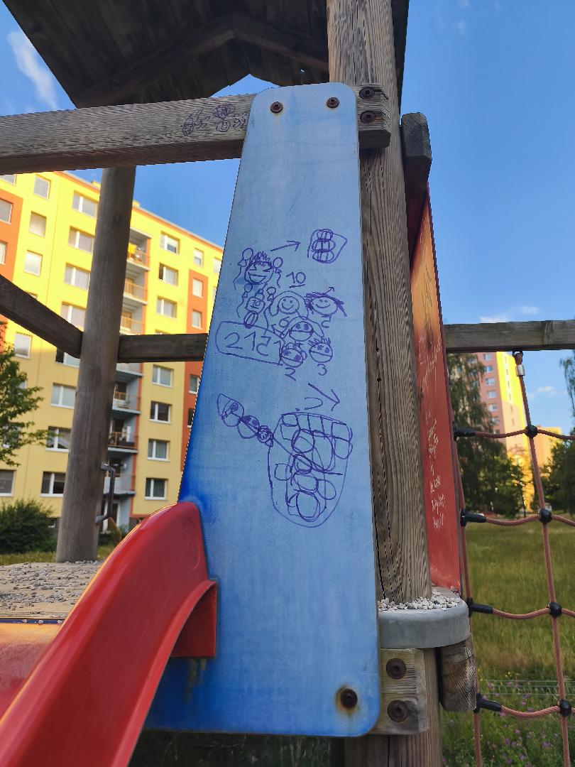 poničená skluzakva v Manětínsk