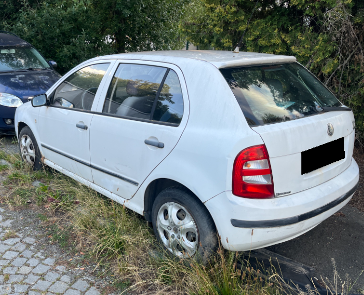 Autovrak Škody bílá, modrá