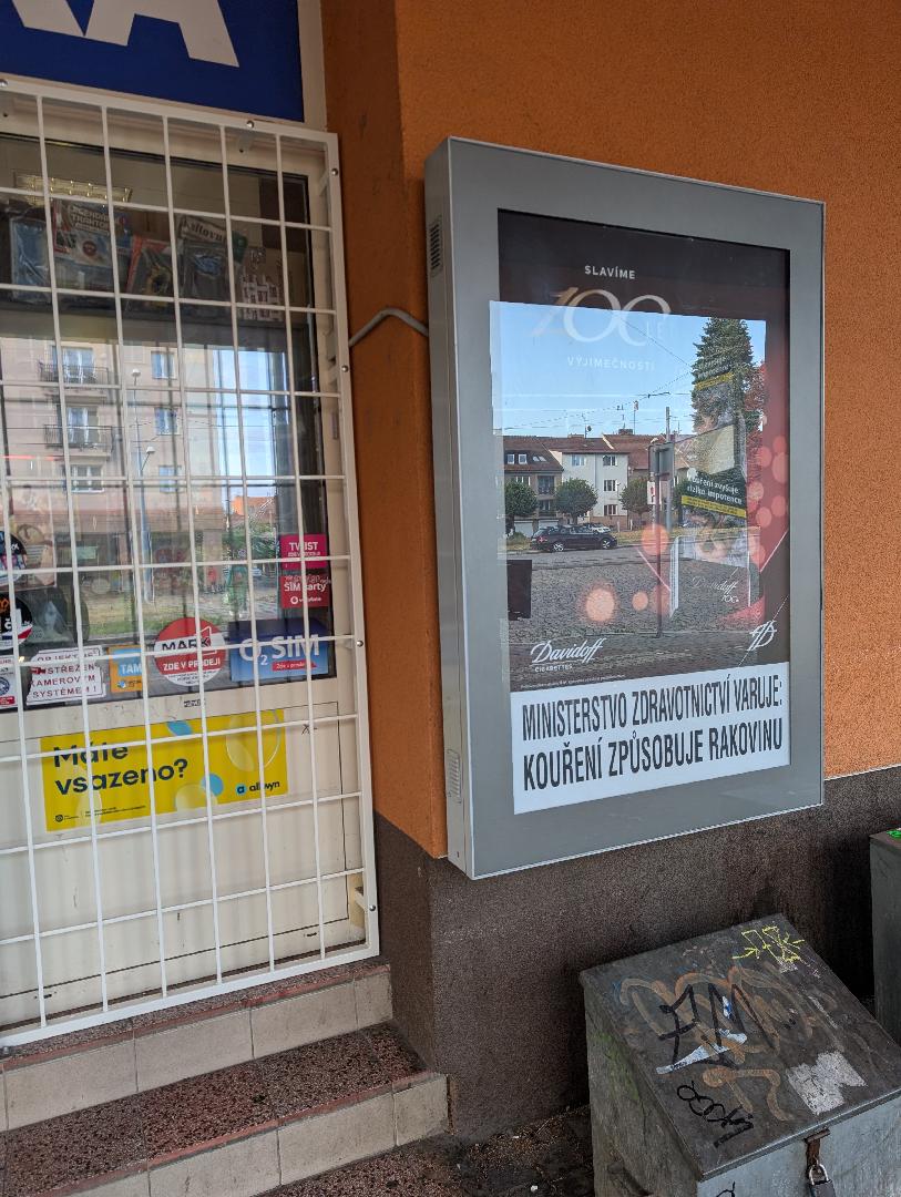 Propagace drog před školou...